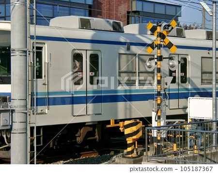 ``Tobu Railway Kizaki Station (2010.11)'' To get to the up platform, use the railroad crossing on the premises and cross the tracks. 850 series entry ``Tobu Railway Kizaki Station (2010.11)'' To get to the up platform, use the railroad crossing on the premises and cross the tracks. 850 series entry 105187367