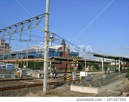 「東武鐵道木崎站（2010.11）」站台近乎全景。還有一個斜坡。毗鄰札幌啤酒群馬工廠 105187369