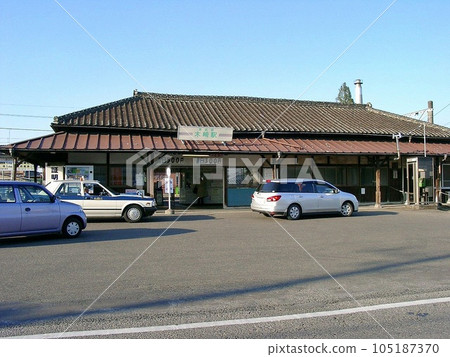 ``Tobu Railway Kizaki Station (2010.11)'' Full view of the station building. The chocolate-colored tiled roof looks delicious. Minimal roundabout 105187370
