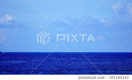 從沖繩縣慶良間群島的阿嘉島遠處看到的一艘船 從沖繩縣慶良間群島的阿嘉島遠處看到的一艘船 105188162
