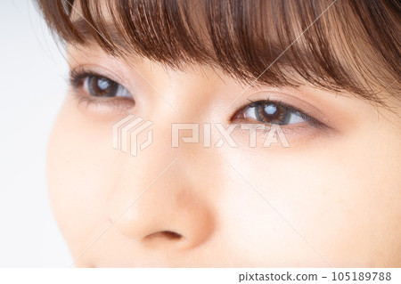 年輕女性的眼睛 105189788