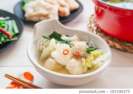 Offal nabe served on small plates 105190373