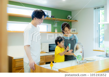 廚房裡的一家人》 廚房裡的一家人》 105191652