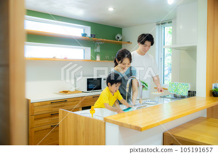 Family in the kitchen　 105191657