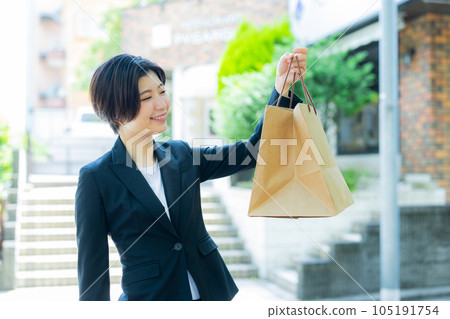 Business woman shopping 105191754