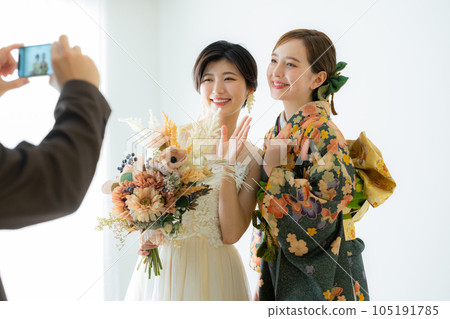 新娘和長袖朋友形象 新娘和長袖朋友形象 105191785