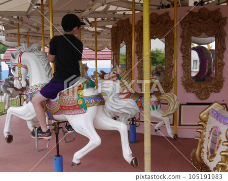 騎旋轉木馬的孩子（後視圖） 105191983