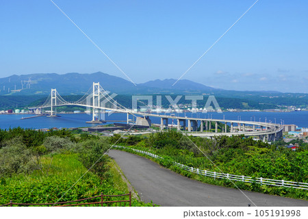 Shiratori Bridge and Muroran Port seen from Shukutsu Park Observatory 105191998