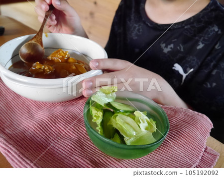 小孩吃咖哩飯(沒臉) 小孩吃咖哩飯(沒臉) 105192092