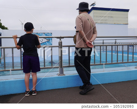 家長和孩子參觀水族館(後視圖) 家長和孩子參觀水族館(後視圖) 105192093