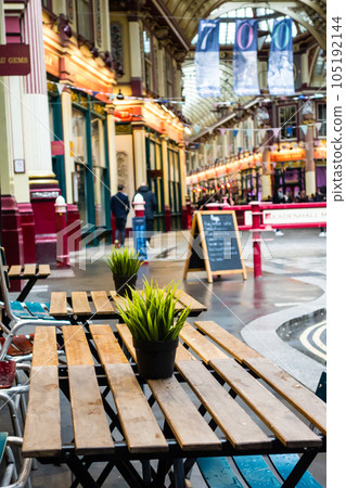倫敦街道利登霍爾市場旁的咖啡館前排列著木板桌和管道椅 105192144