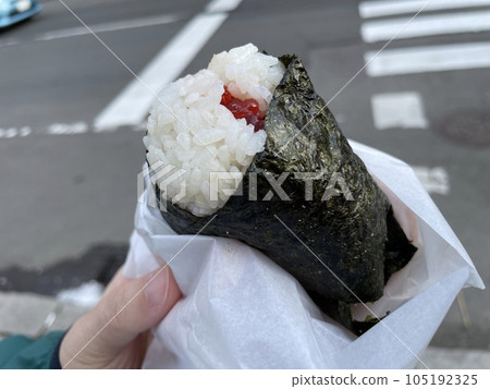 鮭魚籽飯糰：一道加入鮭魚籽的米飯料理。 105192325
