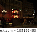 夜晚的溫泉小鎮街道 105192463
