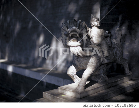 The old streets of Beijing Stone statue in front of the gate 105192690