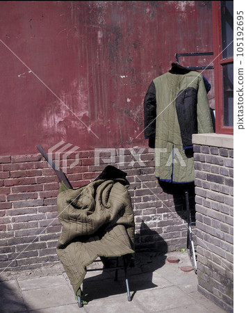 The old streets of Beijing A coat dried in the sun on a sunny day The old streets of Beijing A coat dried in the sun on a sunny day 105192695