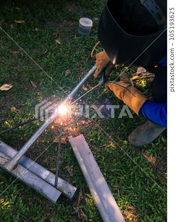 Man welding steel, blurred on black background 105193625