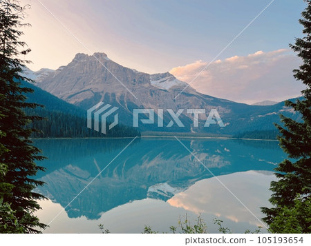 Canadian Rockies Emerald Lake Emerald Lake Canadian Rockies Emerald Lake Emerald Lake 105193654
