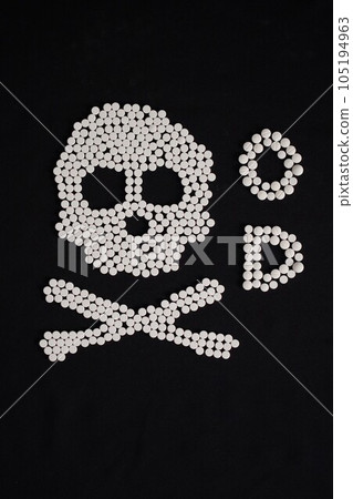 Skull and OD (overdose) characters drawn with a large amount of medicine (antidepressants, sleeping pills, sleeping pills, cough medicine, cold medicine, etc.) 105194963