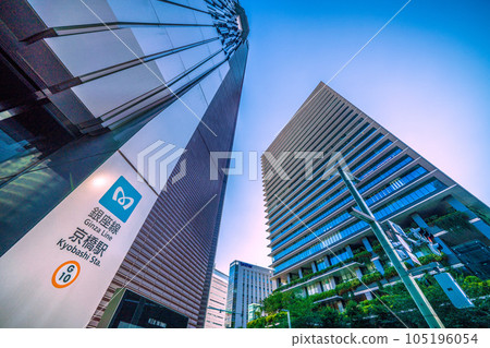 日本東京的城市景觀，酷熱...京橋車站和京橋十字路口前的辦公樓景觀（重建...） 105196054