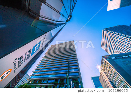 日本東京的城市景觀，酷熱...京橋車站和京橋十字路口前的辦公樓景觀（重建...） 105196055