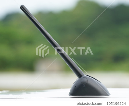 車頂上的無線電天線 105196224