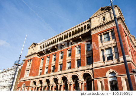 倫敦街頭藍天下一座歷史悠久的大型紅磚建築 105196593