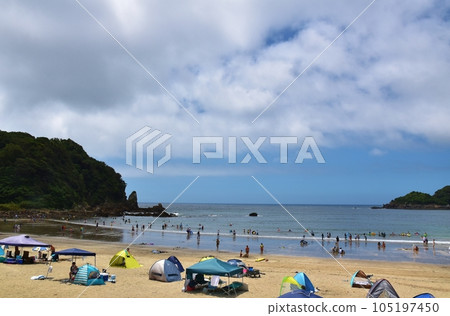 海水浴季節的靜岡弓濱海灘 105197450