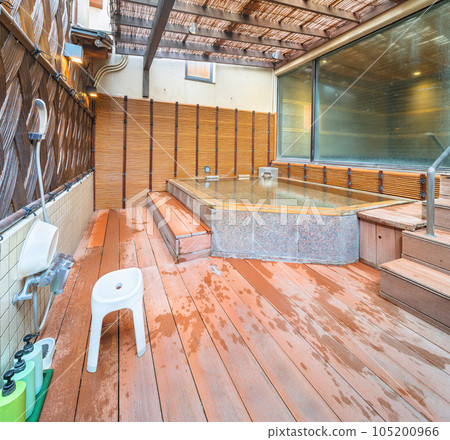 [Domestic] An open-air bath surrounded by reeds and equipped with bath chairs and tubs. 105200966