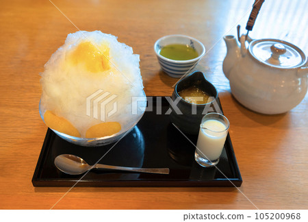 [Domestic] Shaved ice dessert with mandarin orange sacs, condensed milk and orange marmalade. 105200968