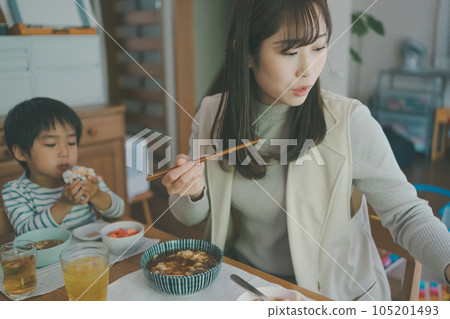 母親 用餐 吃 105201493