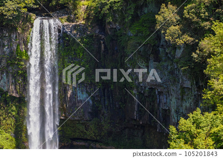 Kumamoto/Kyushu's representative large waterfall Gorogataki Falls in fresh greenery Kumamoto/Kyushu's representative large waterfall Gorogataki Falls in fresh greenery 105201843
