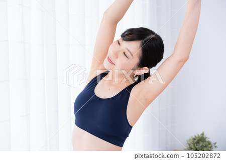 Women who exercise Women who exercise 105202872