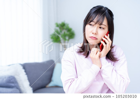 A woman who talks on a smartphone while in trouble 105203010