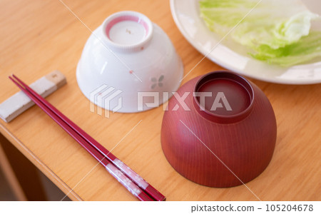 Japanese tableware, chopsticks and chopstick rest set on the dining table [Life image] 105204678