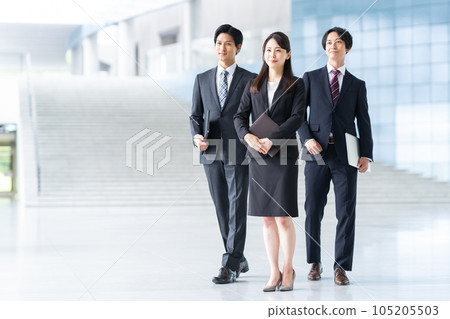 Young male and female businessmen working in the office 105205503