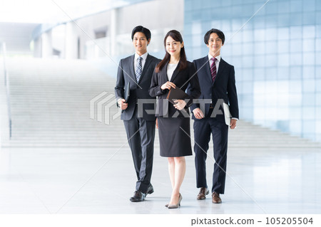Young male and female businessmen working in the office 105205504