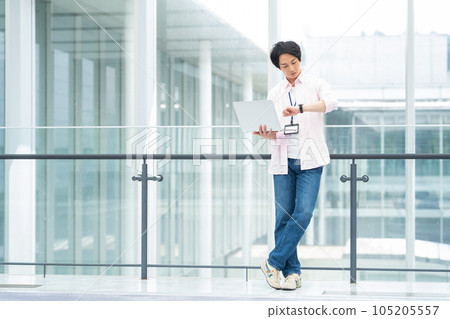 工作在辦公室的年輕男性工程師 105205557