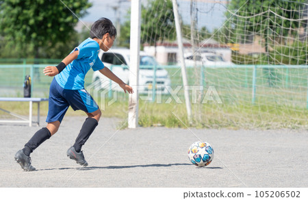 練習足球的小學生 105206502