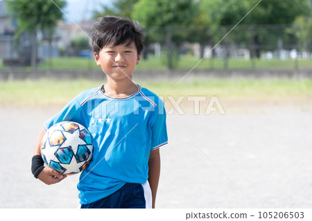 練習足球的小學生 練習足球的小學生 105206503