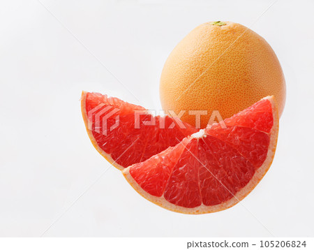 葡萄柚紅寶石白色背景 105206824