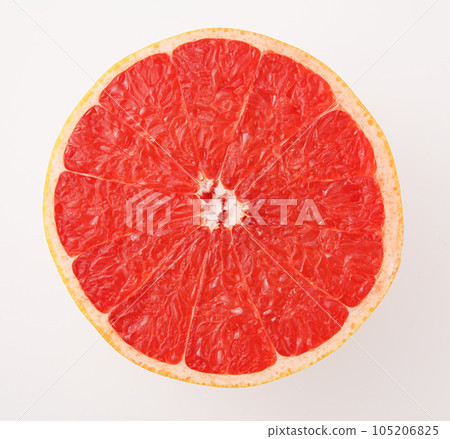 葡萄柚紅寶石白色背景 105206825