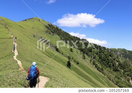 登山者在德島縣劍山登山道上行走 登山者在德島縣劍山登山道上行走 105207169