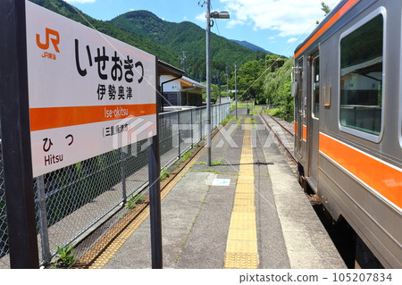 紀波11型列車（水塔方向）在名商線伊勢奧津站停靠 105207834