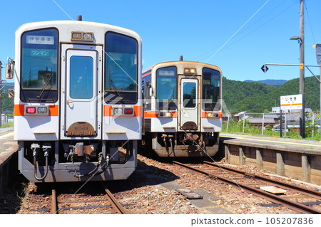 Meisho Line Ieshiro Station (Tsu City, Mie Prefecture) during train exchange 105207836