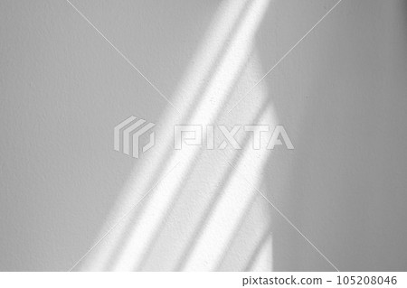 Window shadow drop on white wall background 105208046