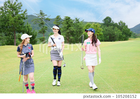 女子打高爾夫球 女子打高爾夫球 105208152