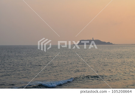 黃昏時分,神奈川稻村崎公園的江之島 黃昏時分,神奈川稻村崎公園的江之島 105208664