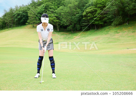 女子打高爾夫球 女子打高爾夫球 105208666