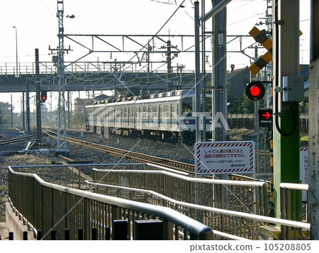 ``東武鐵道木崎站（2010.11）'' 火車回家。沙丹機下降後就無法穿越過道了。 105208805
