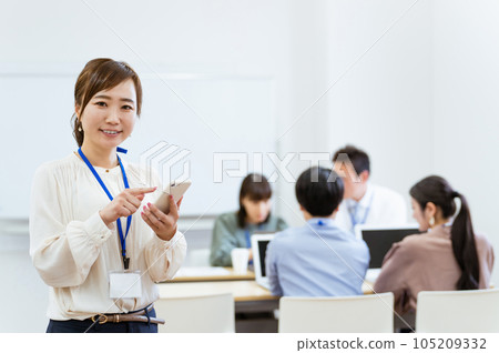 在辦公室使用智能手機的女商人 在辦公室使用智能手機的女商人 105209332